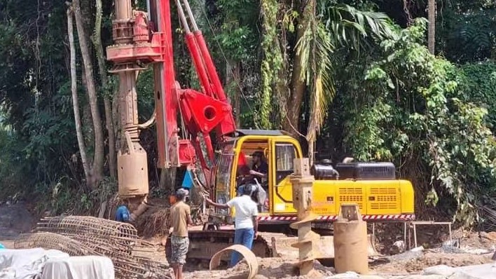 DR120伸缩底盘旋挖机国外施工